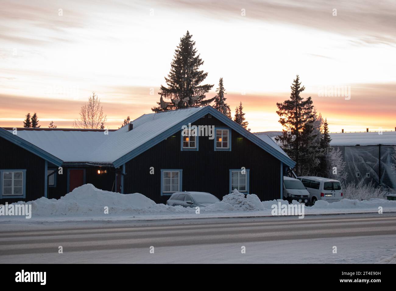 Paysage hivernal de la ville de Jukkasjarvi, Suède. Situé dans le nord de la Suède dans la municipalité de Kiruna. Province de Laponie. Banque D'Images