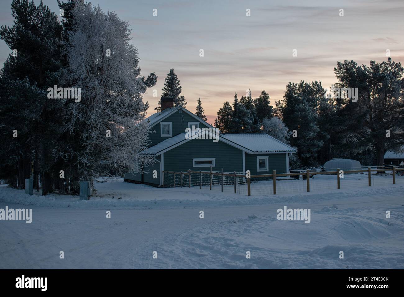 Paysage hivernal de la ville de Jukkasjarvi, Suède. Situé dans le nord de la Suède dans la municipalité de Kiruna. Province de Laponie. Banque D'Images