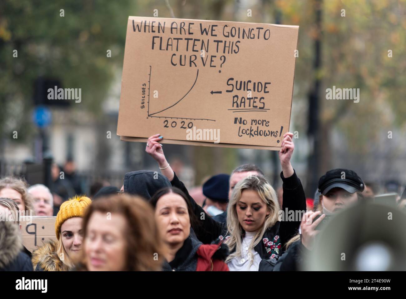 Affiche illustrant le taux de suicide pendant le confinement lors d'une marche de protestation anti-confinement contre le coronavirus COVID 19 à Londres, Royaume-Uni. Aplatir le graphique de courbe Banque D'Images