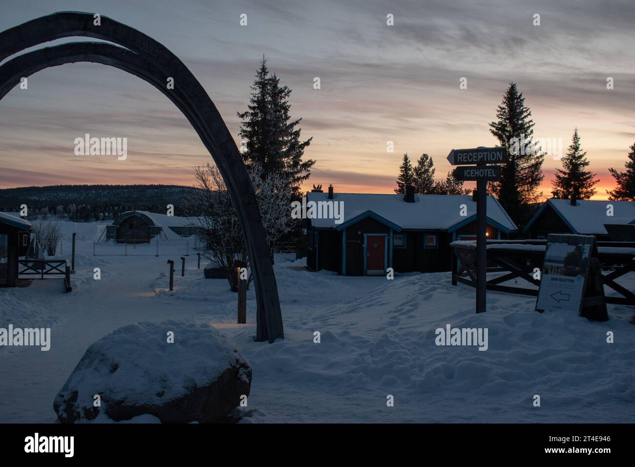 Paysage hivernal de la ville de Jukkasjarvi, Suède. Situé dans le nord de la Suède dans la municipalité de Kiruna. Province de Laponie. Banque D'Images