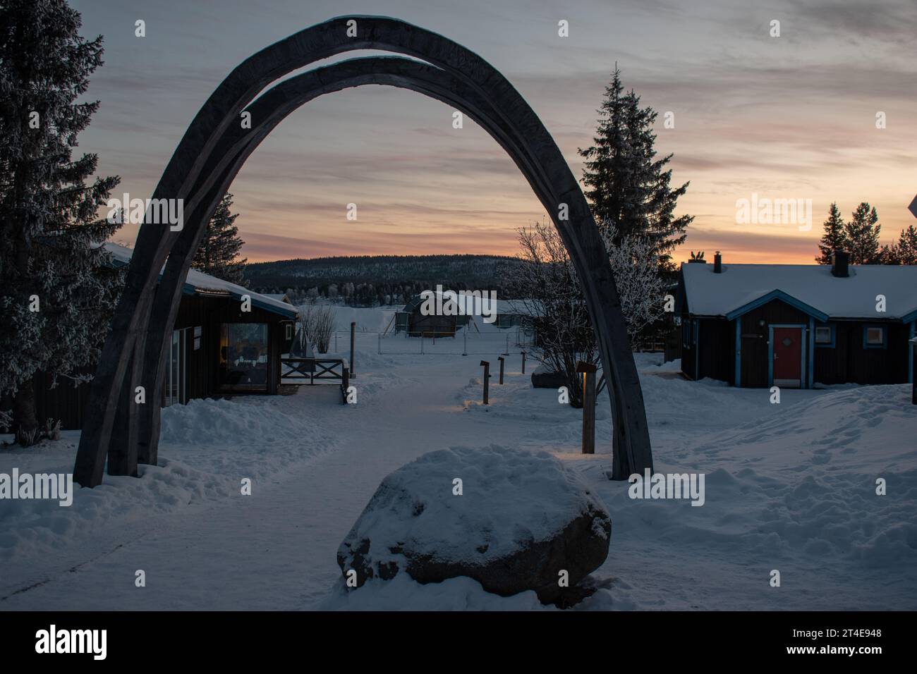 Paysage hivernal de la ville de Jukkasjarvi, Suède. Situé dans le nord de la Suède dans la municipalité de Kiruna. Province de Laponie. Banque D'Images