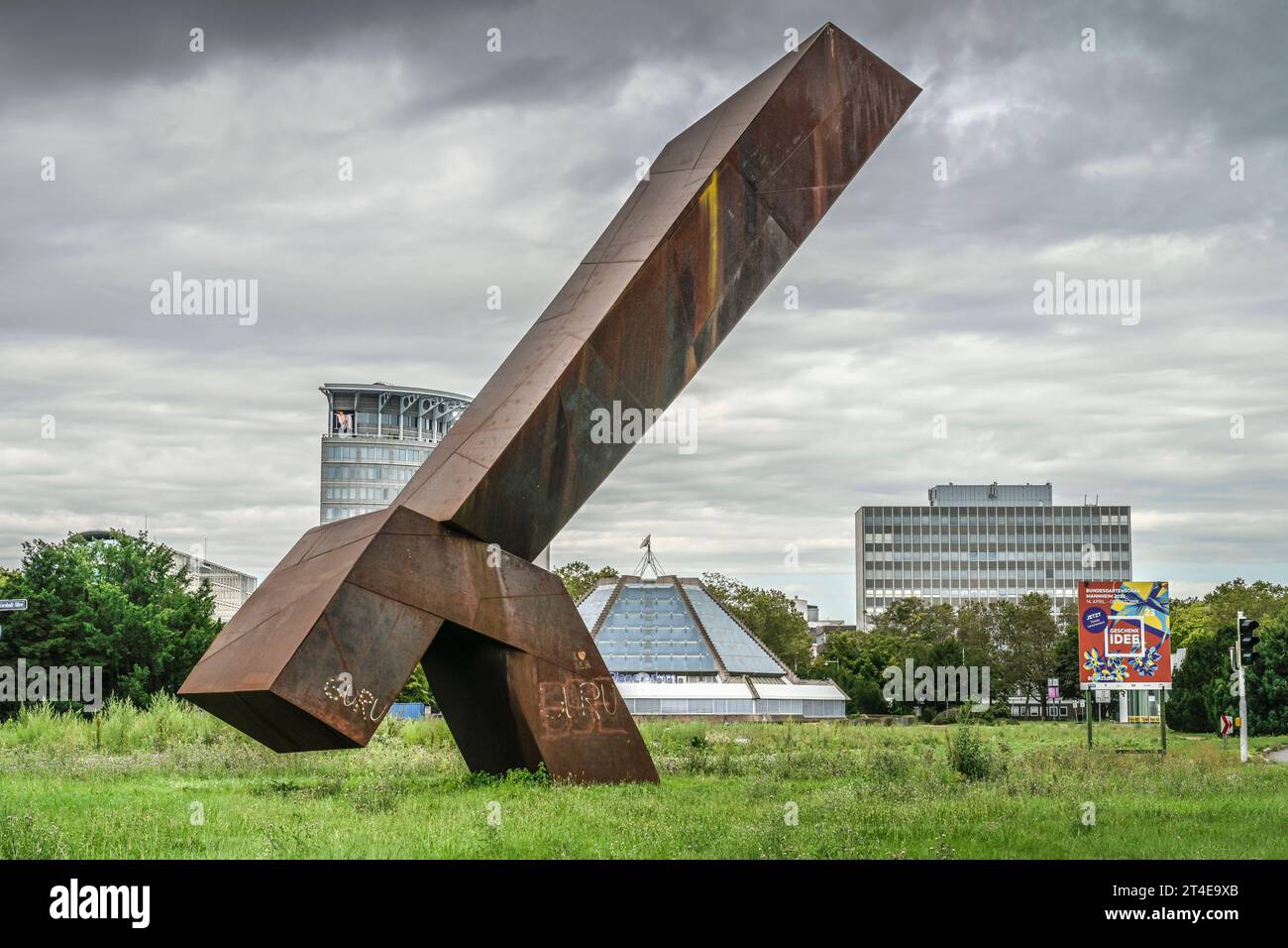 Skulptur Große Mannheimerin, Der Tanzende Riese von Franz Bernhard, Wilhelm-Varnholt-Allee, Mannheim, Baden-Württemberg, Deutschland *** Sculpture Grande femme de Mannheim, le géant dansant de Franz Bernhard, Wilhelm Varnholt Allee, Mannheim, Baden Württemberg, Allemagne crédit : Imago/Alamy Live News Banque D'Images