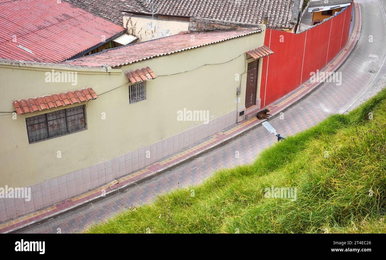 Vue aérienne d'une rue vide à Otavalo, Équateur. Banque D'Images