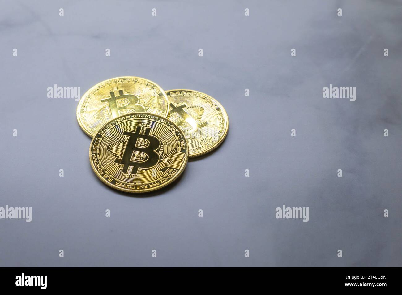 Trois pièces bitcoin d'or empilées Banque D'Images