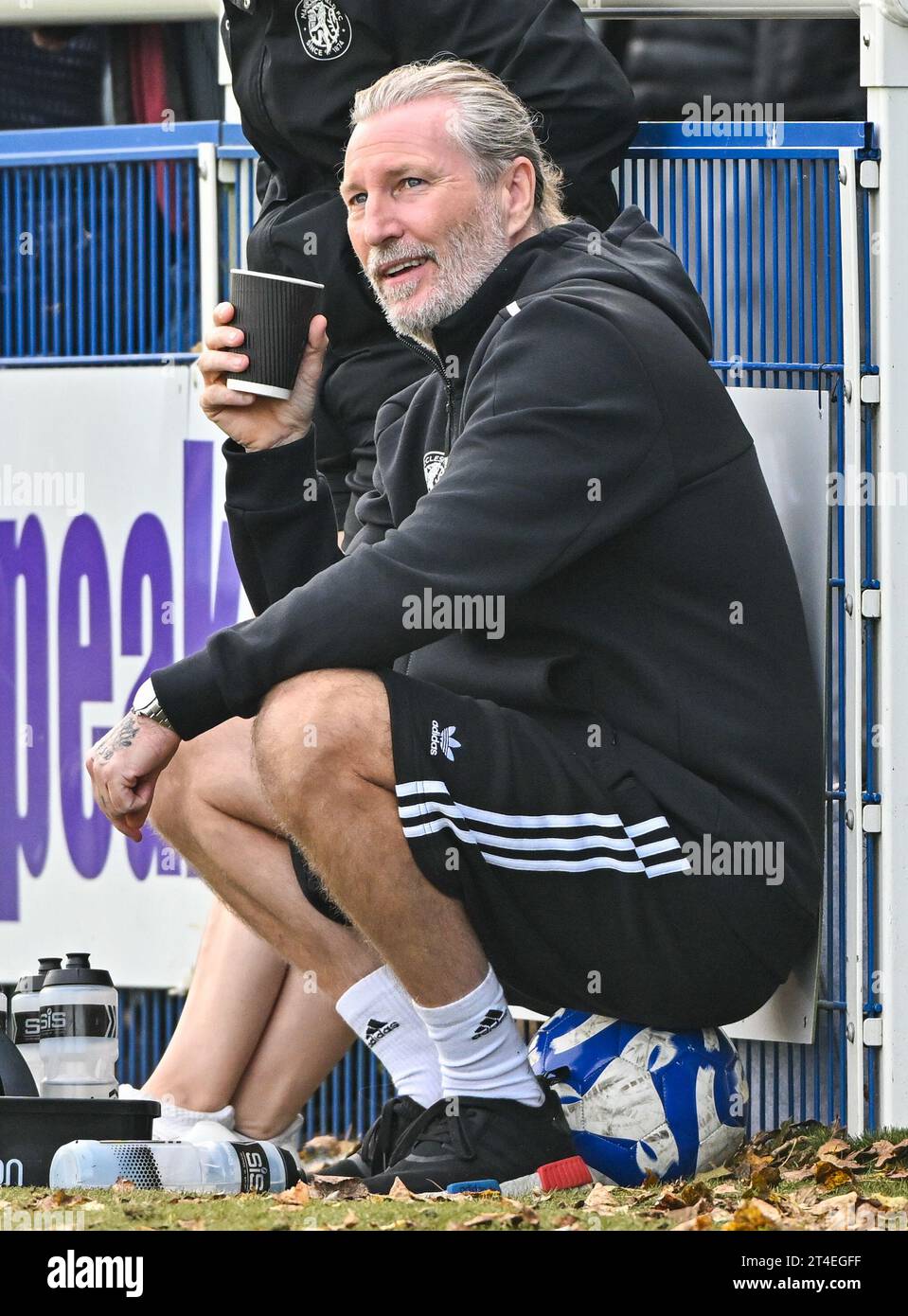 Potteries Park, Stoke-on-Trent, 7 octobre 2023. Robbie Savage directeur du football du Macclesfield football Club, pendant Hanley Town football Club V Macclesfield football Club au Potteries Park, dans le troisième tour de qualification du Trophée Isuzu FA (image de crédit : ©Cody Froggatt/Alamy Live News) Banque D'Images