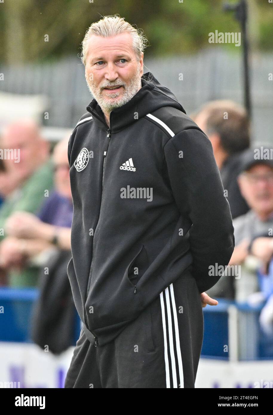 Potteries Park, Stoke-on-Trent, 7 octobre 2023. Robbie Savage directeur du football du Macclesfield football Club, pendant Hanley Town football Club V Macclesfield football Club au Potteries Park, dans le troisième tour de qualification du Trophée Isuzu FA (image de crédit : ©Cody Froggatt/Alamy Live News) Banque D'Images