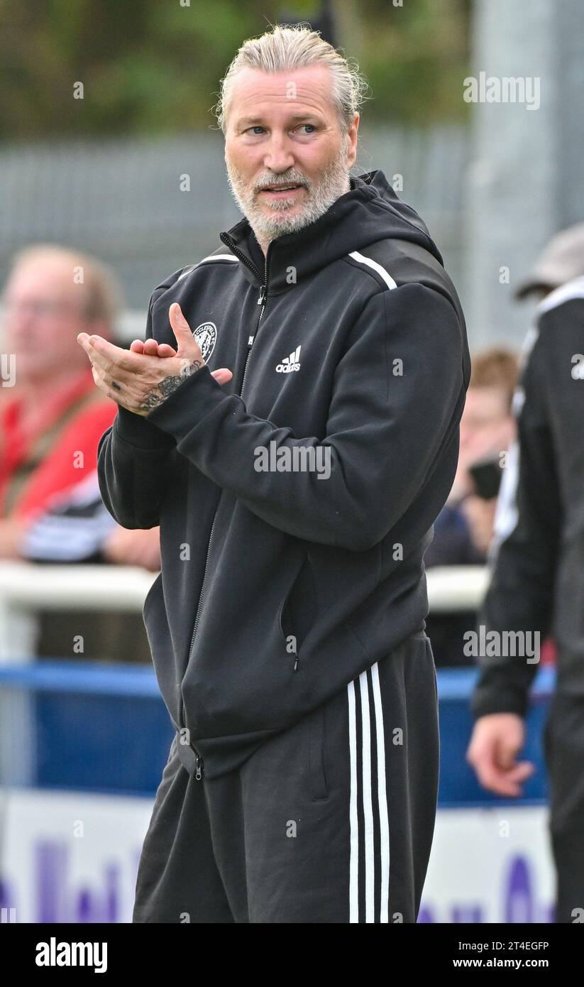Potteries Park, Stoke-on-Trent, 7 octobre 2023. Robbie Savage directeur du football du Macclesfield football Club, pendant Hanley Town football Club V Macclesfield football Club au Potteries Park, dans le troisième tour de qualification du Trophée Isuzu FA (image de crédit : ©Cody Froggatt/Alamy Live News) Banque D'Images