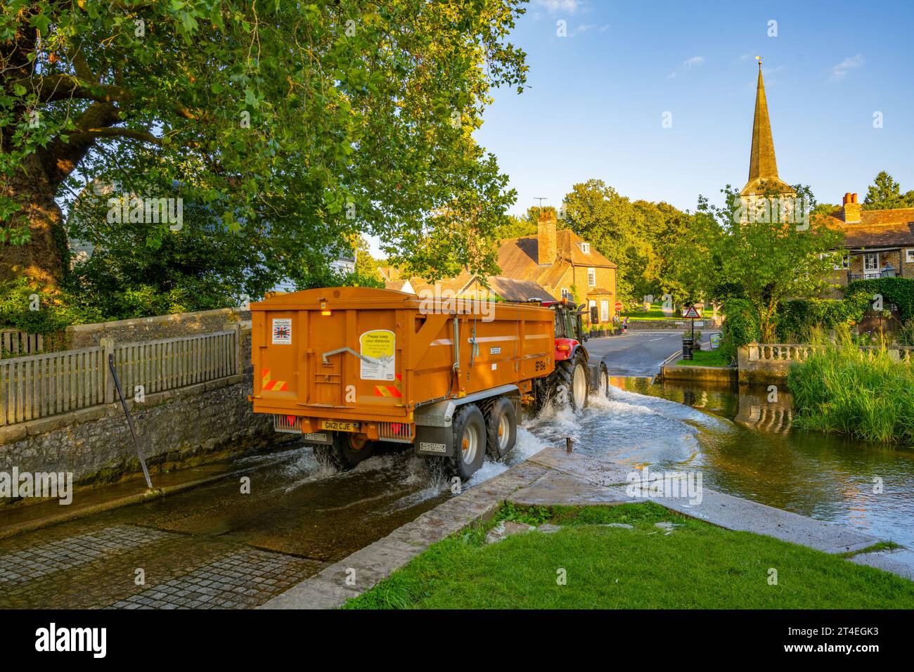 Traversée de tracteur et de remorque, la rivière Darent et le ford, à Eynesford Kent, un soir d'été Banque D'Images