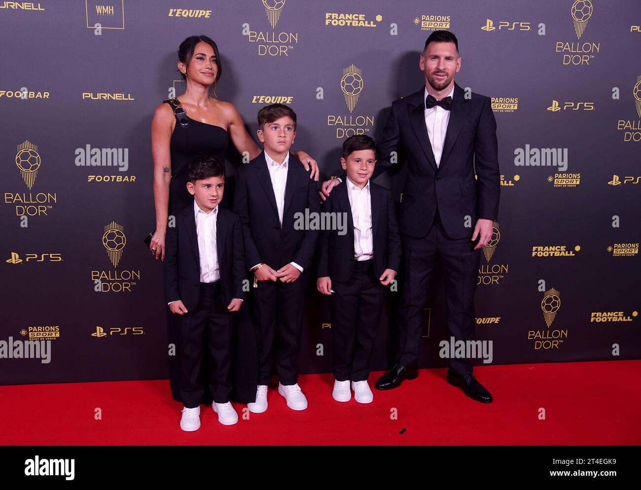 Lionel Messi, Antonela Roccuzzo et leurs enfants Mateo, Thiago et Ciro arrivent sur le tapis rouge pour la cérémonie du ballon d’Or au Théâtre du Châtelet à Paris. Date de la photo : lundi 30 octobre 2023. Banque D'Images