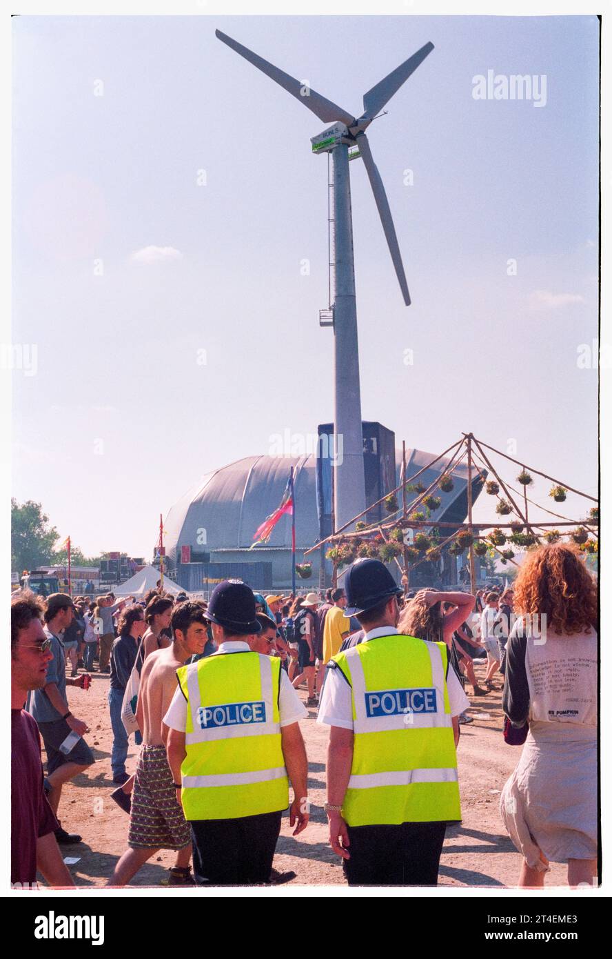 FESTIVAL DE GLASTONBURY, 1995 : policiers en patrouille parmi les festivaliers dans le champ principal au Festival de Glastonbury, Pilton Farm, Somerset, Angleterre, 24 juin 1995. En 1995, le festival a célébré son 25e anniversaire. Il n'y avait pas de stade pyramidal cette année-là car il avait brûlé. Photo : ROB WATKINS Banque D'Images