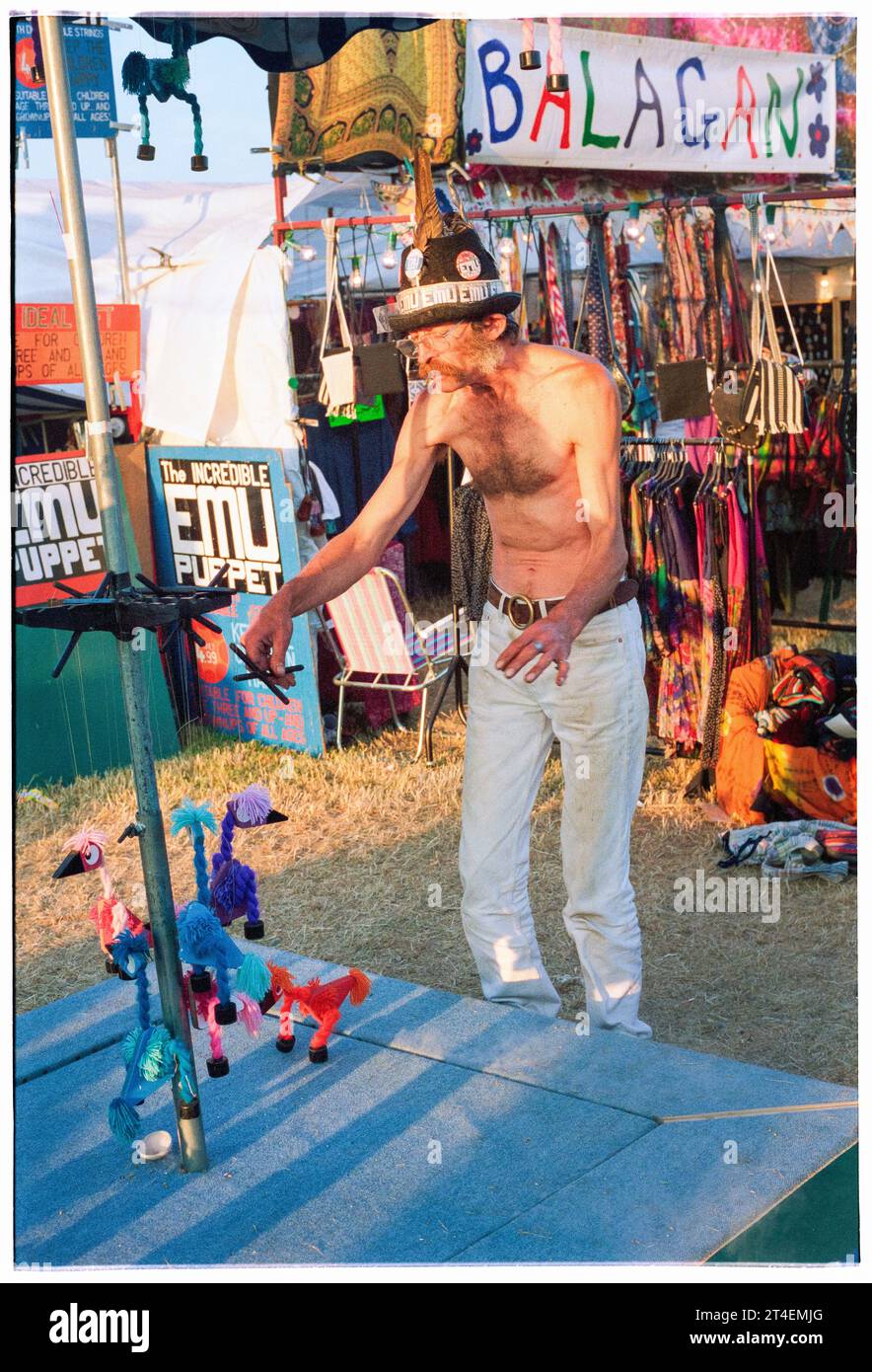 FESTIVAL DE GLASTONBURY, 1995 : un stand de marionnettes au Festival de Glastonbury, Pilton Farm, Somerset, Angleterre, 24 juin 1995. En 1995, le festival a célébré son 25e anniversaire. Il n'y avait pas de stade pyramidal cette année-là car il avait brûlé. Photo : ROB WATKINS Banque D'Images