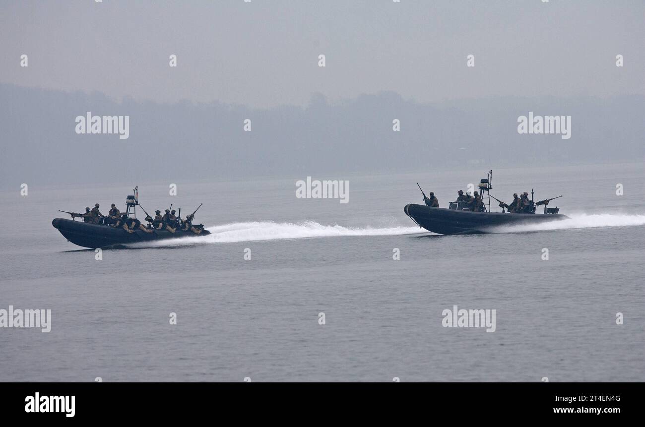 Kampfschwimmer üben mit Festrumpfschlauchbooten RHIB Rigid Hull Inflatable Boat auf der Ostsee. Kampfschwimmer üben mit Festrumpfschlauchbooten RHIB Rigid Hull Inflatable Boat auf der Ostsee. Eckernförde Schleswig-Holstein Deutschland *** les nageurs de combat pratiquent avec des bateaux gonflables à coque rigide RHIB bateau gonflable à coque rigide sur la mer Baltique les nageurs de combat pratiquent avec des bateaux gonflables à coque rigide RHIB bateau gonflable à coque rigide sur la mer Baltique Eckernförde Schleswig Holstein Allemagne crédit : Imago/Alamy Live News Banque D'Images