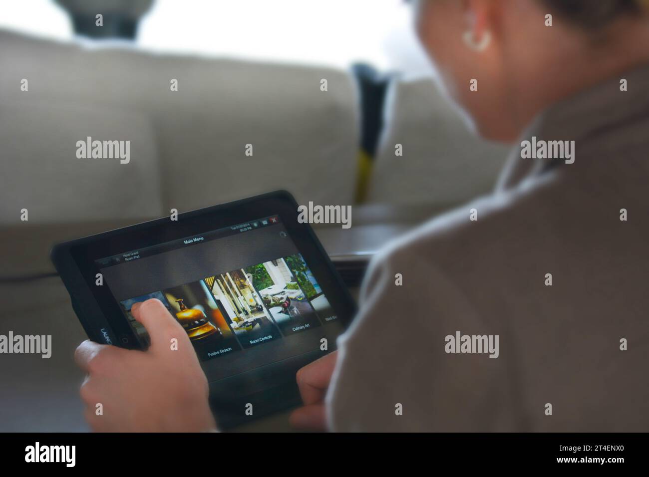 Seychelles, la Digue - 05 octobre 2022 : Femme utilisant une tablette à la maison et tapant sur l'écran Banque D'Images