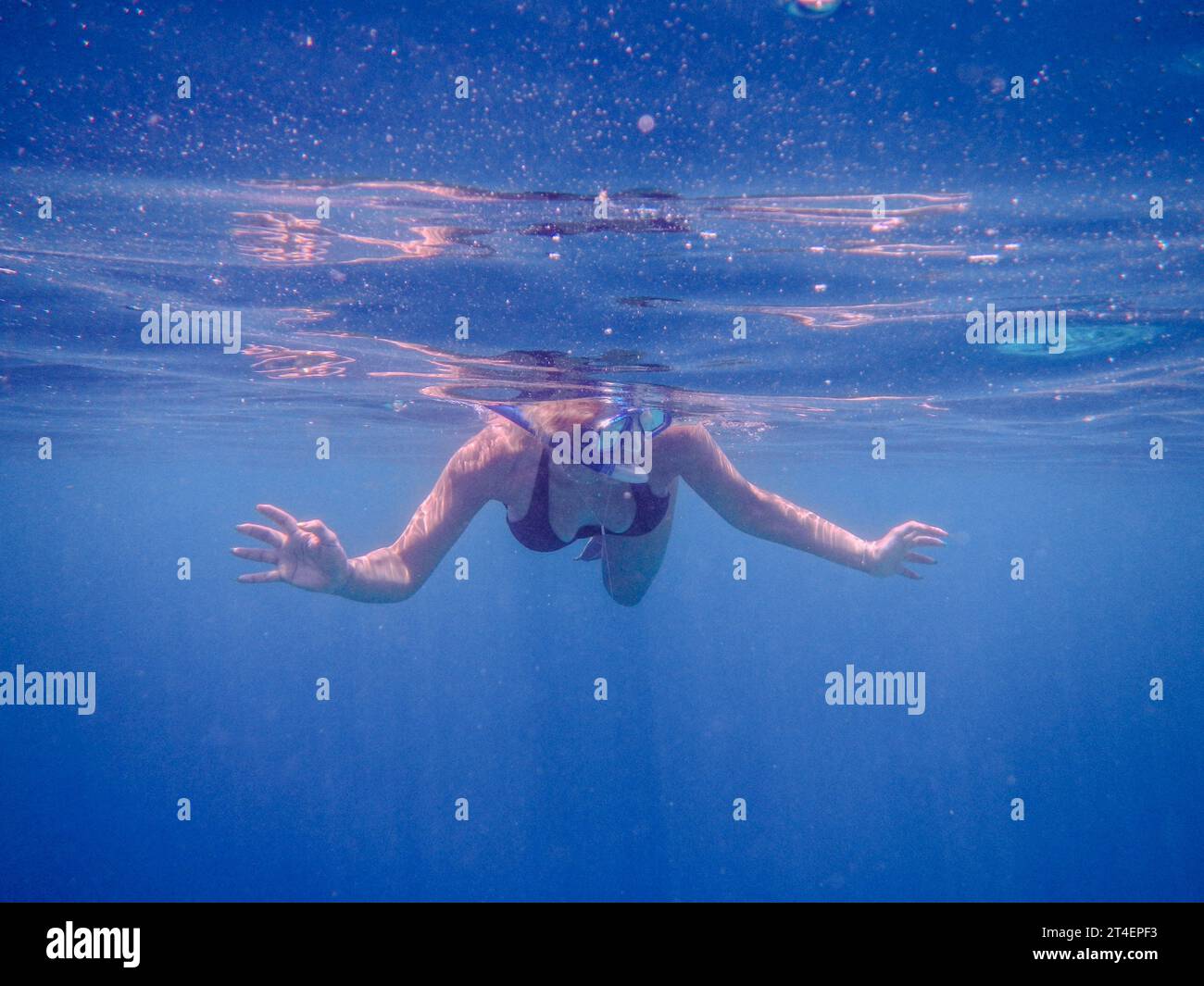 Seychelles, la Digue - 30 avril 2020 : une jeune femme fait de la plongée avec tuba dans l'océan Banque D'Images