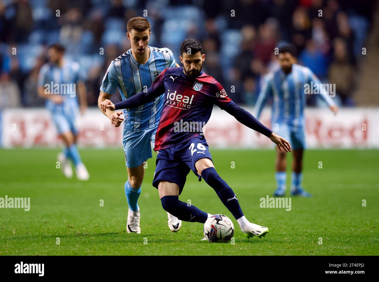 Ben Sheaf de Coventry City et Pipa de West Bromwich Albion se battent pour le ballon lors du Sky Bet Championship Match au Coventry Building Society Arena, Coventry. Date de la photo : lundi 30 octobre 2023. Banque D'Images