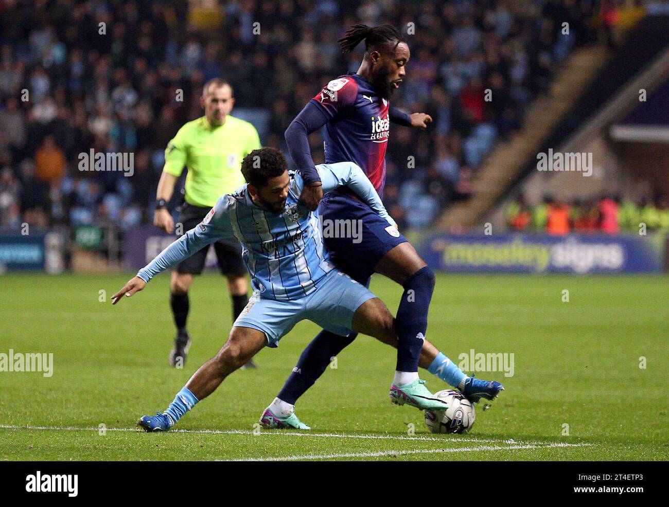 Jay Dasilva de Coventry City et Nathaniel Chalobah de West Bromwich Albion se battent pour le ballon lors du Sky Bet Championship Match au Coventry Building Society Arena, Coventry. Date de la photo : lundi 30 octobre 2023. Banque D'Images