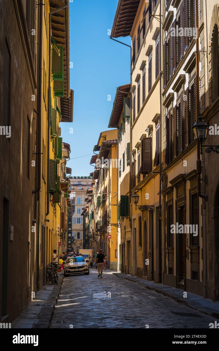 Florence, Italie — 11 septembre 2023. Une photo prise d'une rue pavée colorée à Florence, en Italie, un après-midi d'été. Banque D'Images