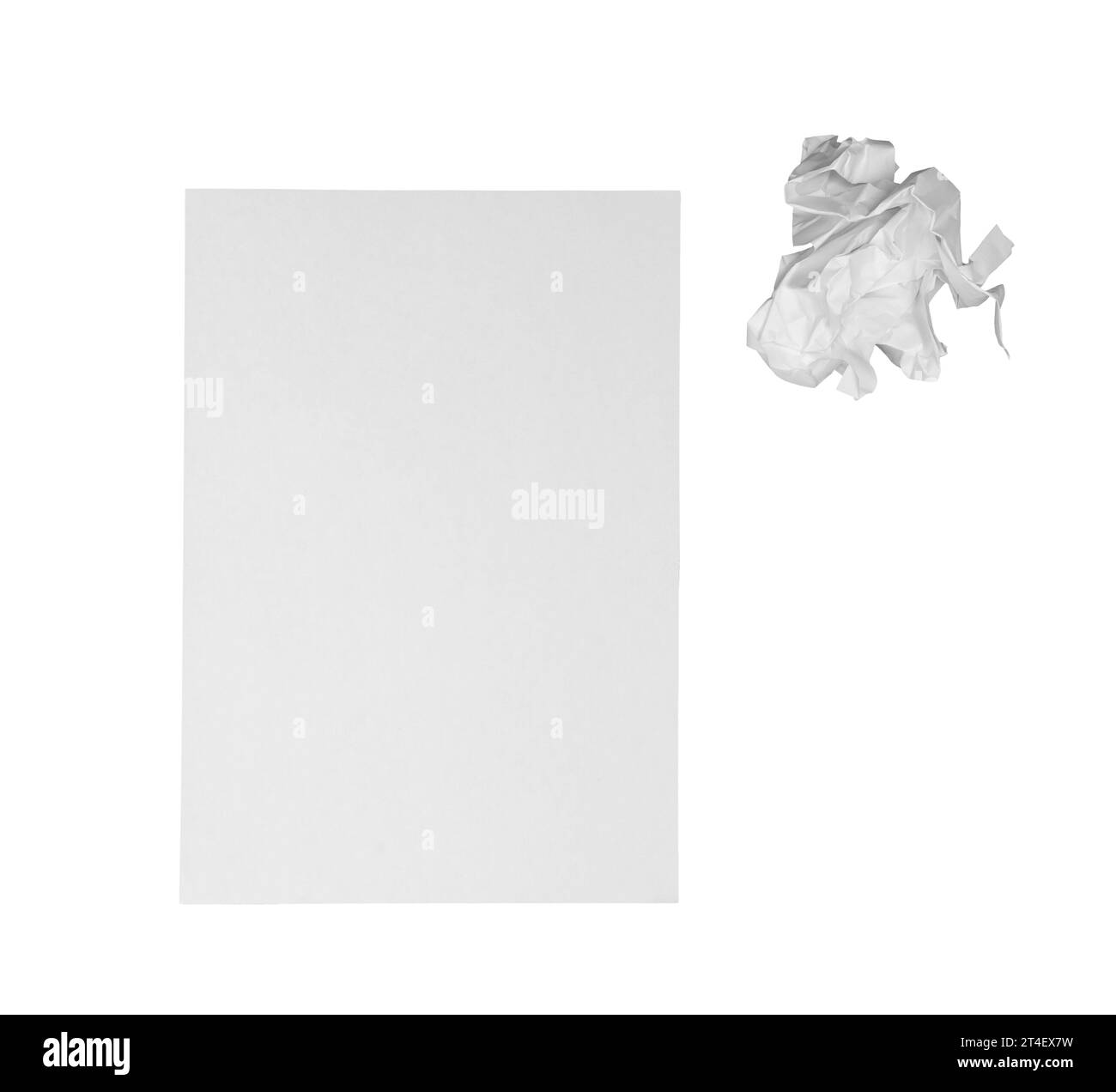 une feuille de papier blanc avec une boule de papier froissé sur un fond transparent Banque D'Images