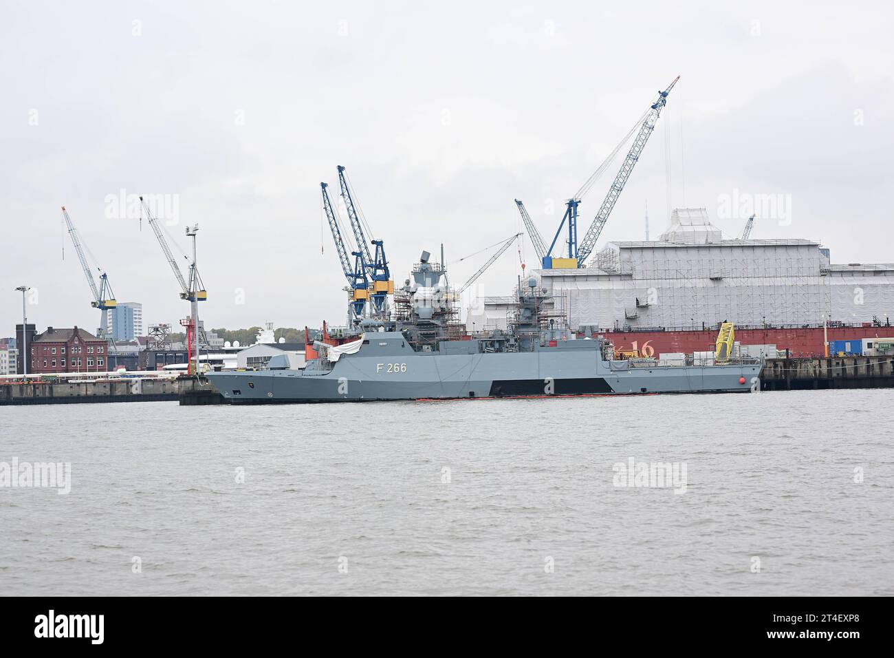 Stock- und Symbolbilder I 30.10.2023 Die Emden ist das siebte Schiff der Korvette der Braunschweig-Klasse der Deutschen Marine, F266 Hamburg Hamburg Hamburg Deutschland *** stock and Icon Images I 30 10 2023 l'Emden est le septième navire de la classe Braunschweig corvette de la marine allemande, F266 Hambourg Hambourg Allemagne Copyright : xLobeca/FelixxSchlikisx Banque D'Images