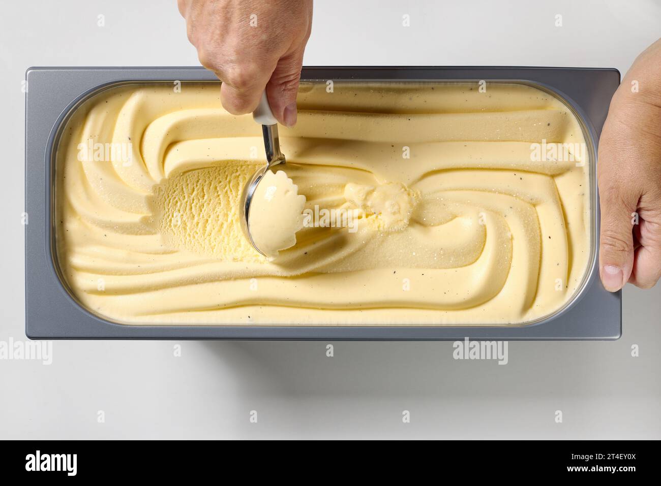 crème glacée à la vanille sortant du récipient, vue de dessus Banque D'Images