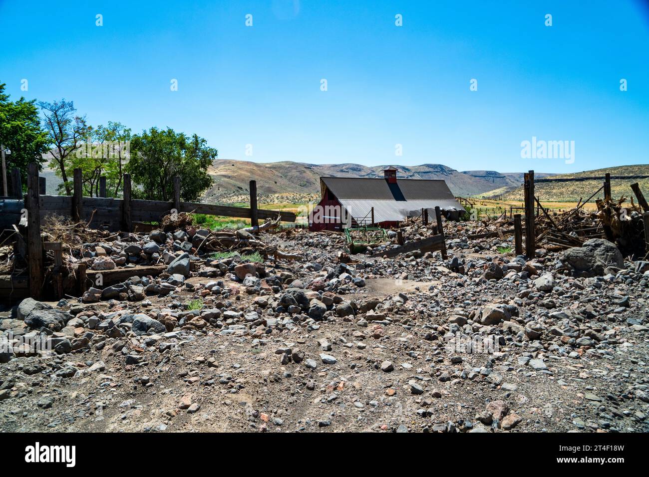 Glissade de boue/roche à Trail Creek/Jonesboro Ranch le long de la Highway 20 de l'est de l'Oregon entre Harper et Juntura, Oregon, le 12 juin 2023. Banque D'Images