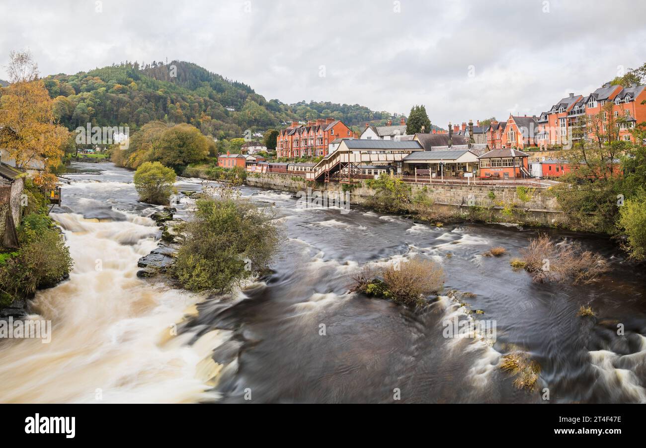 L'eau coule rapidement le long de la rivière Dee à côté de la gare de Llangollen au pays de Galles vue le 27 Ocotber 2023. Banque D'Images