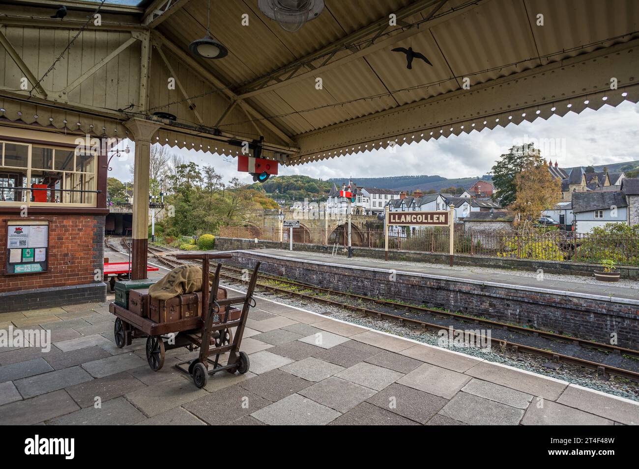 Vieilles affaires de procès sur le quai de la gare de Llangollen avec le pont de Llangollen et la rivière Dee photographiés en arrière-plan le 27 octobre 2023. Banque D'Images