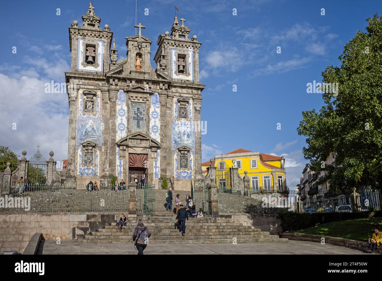 Église de Santo Ildefonso avec façade bleue en tuiles azulejos à Porto, Portugal, le 19 octobre 2023 Banque D'Images