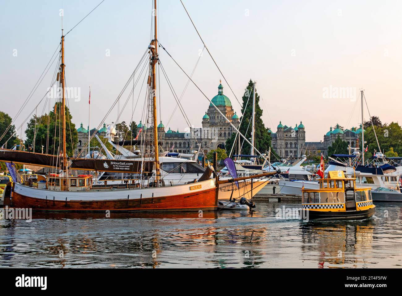 Bateau-taxi se dirigeant vers Inner Harbour, Victoria, île de Vancouver Banque D'Images