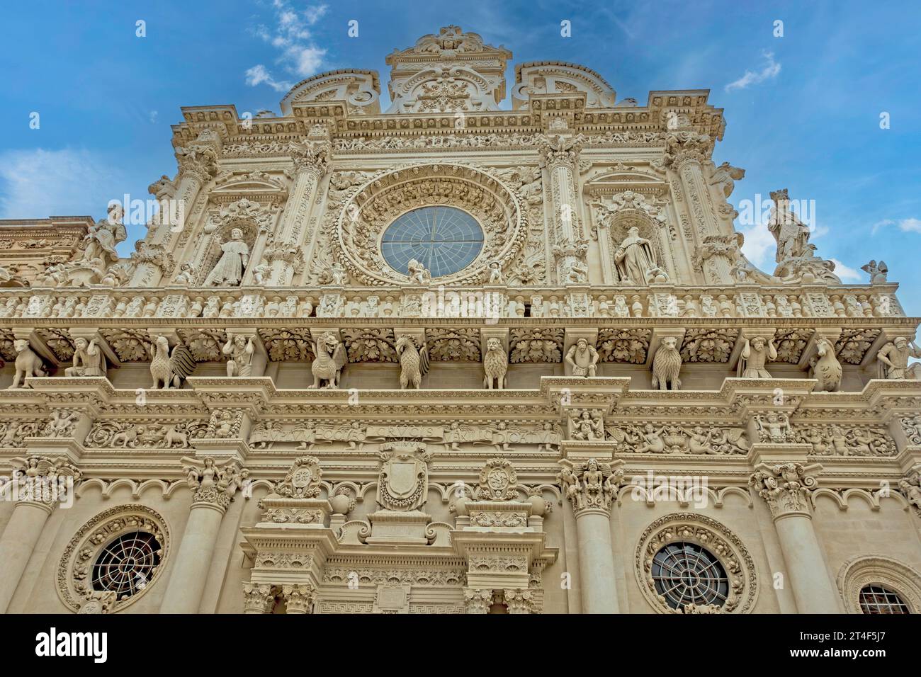 La maçonnerie complexe sur la basilique de Santa Croce Lecce, Italie. Datant du 17e siècle, le bâtiment est construit avec du calcaire local, Banque D'Images