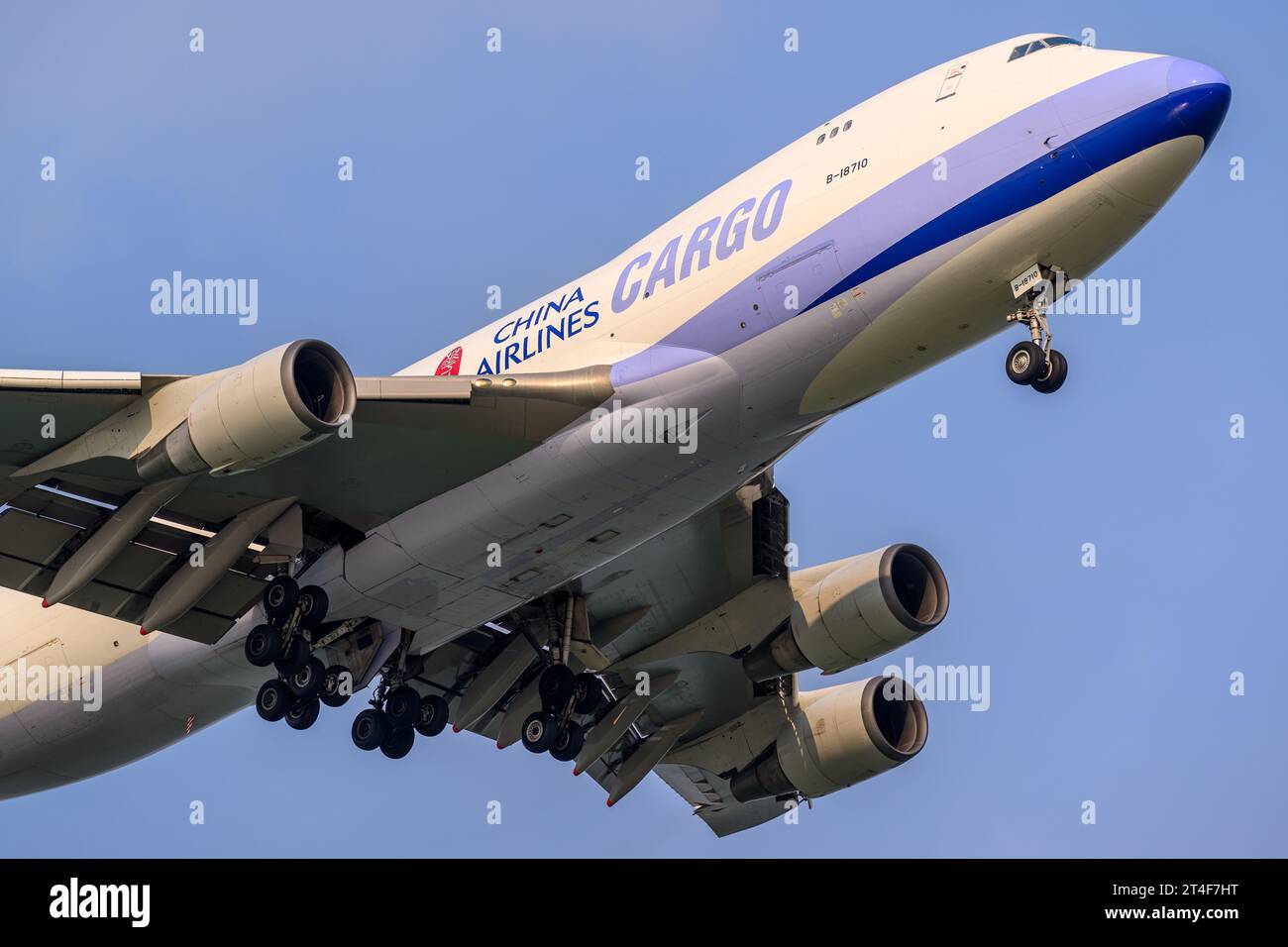 Boeing 747-400F de China Airlines lors d'un atterrissage ensoleillé à l'aéroport Changi de Singapour Banque D'Images