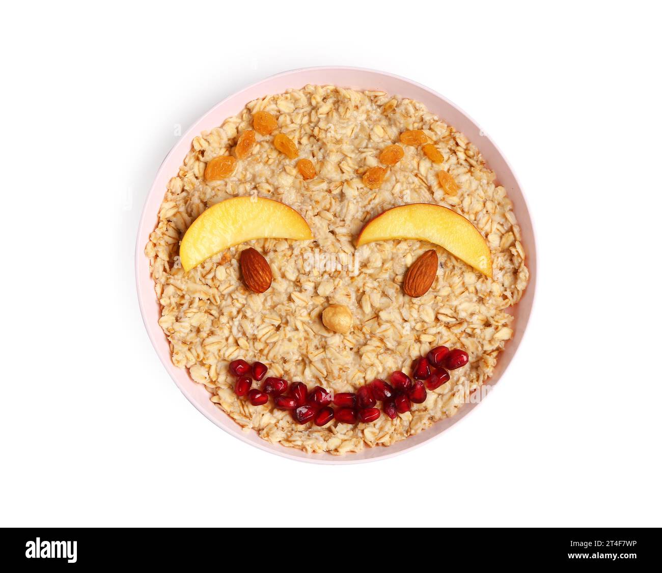 Assiette de flocons d'avoine savoureux avec visage drôle pour les enfants sur fond blanc Banque D'Images