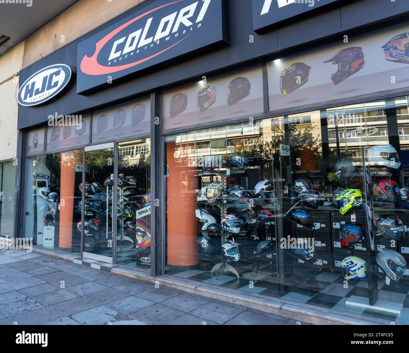 Magasin vendant des motos et des casques à Athènes , Grèce Banque D'Images