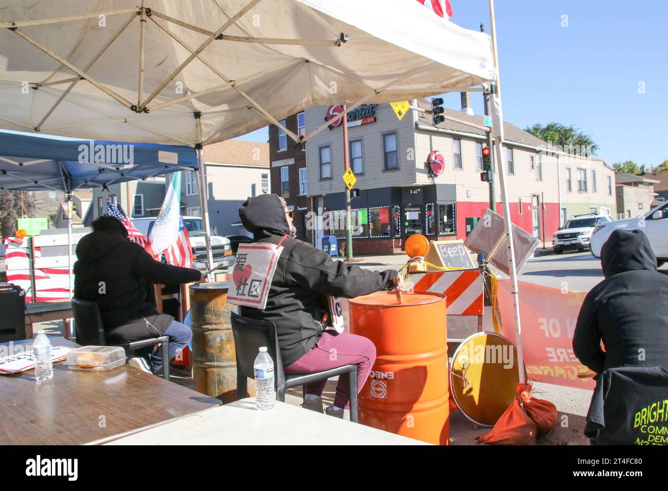 Les résidents protestant contre le site des camps de tentes pour migrants proposés sont installés 24 heures sur 24 et frappés sur des canettes pour attirer l'attention des conducteurs qui passent dans le quartier de Brighton Park à Chicago le 30 octobre 2023. S'il est approuvé, le camp de tentes de migrants monterait sur le site de 10 acres si les conditions étaient jugées propices à la construction. Le camp de tentes abriterait des familles de migrants, 500 pour commencer, et jusqu’à 2 000 personnes. Il comprendrait le logement, les équipements, la sécurité non armée 24 heures sur 24 et un couvre-feu de 11 heures. (Photo : Alexandra Buxbaum/Sipa USA) crédit : SIPA USA/Alamy Live News Banque D'Images