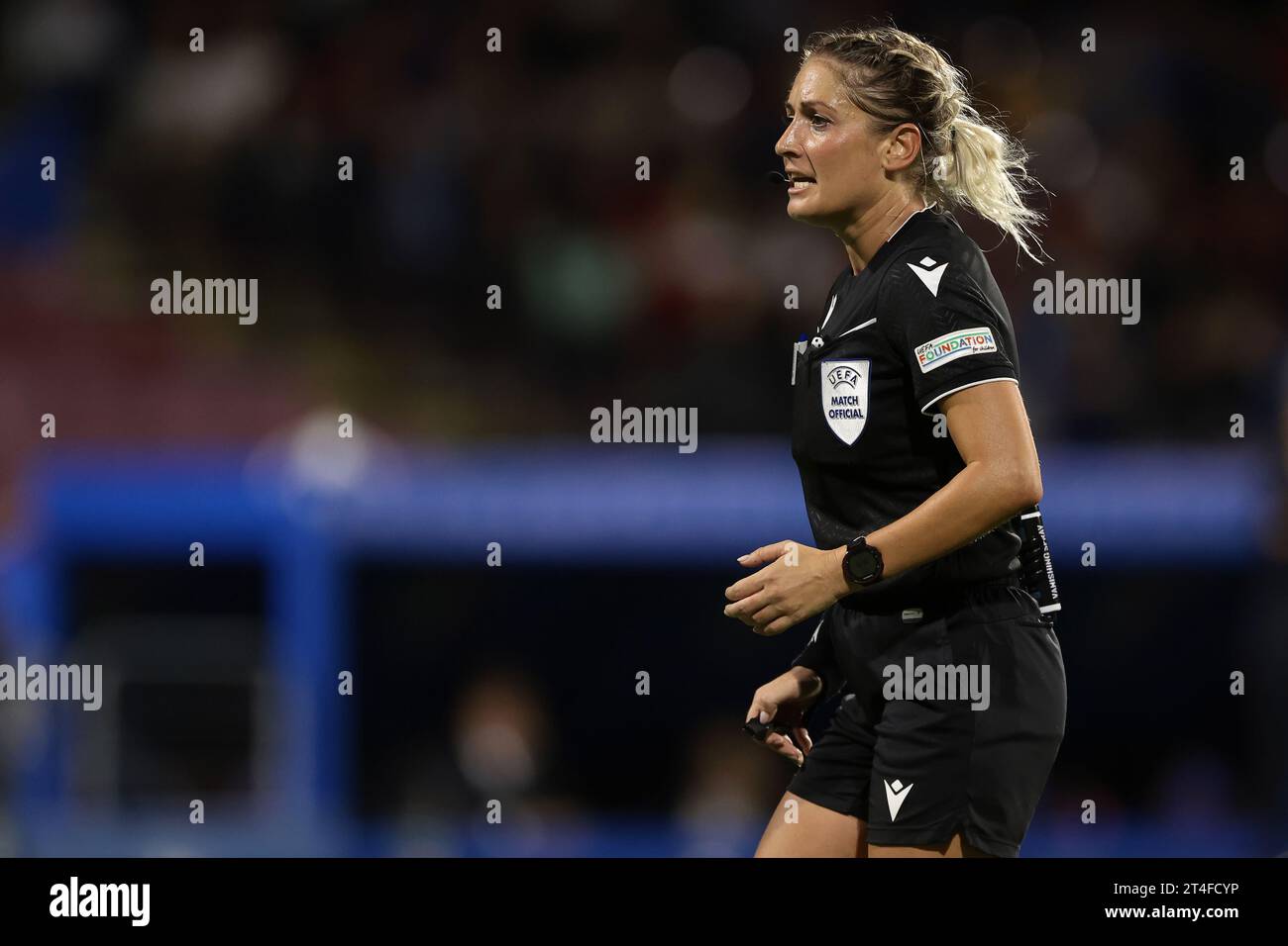 Salerne, Italie. 27 octobre 2023. L'arbitre. Alina Pesu, de Roumanie, regarde pendant le match de la Ligue des Nations féminines de l'UEFA au Stadio Arechi, Salerne. Le crédit photo devrait se lire : Jonathan Moscrop/Sportimage crédit : Sportimage Ltd/Alamy Live News Banque D'Images