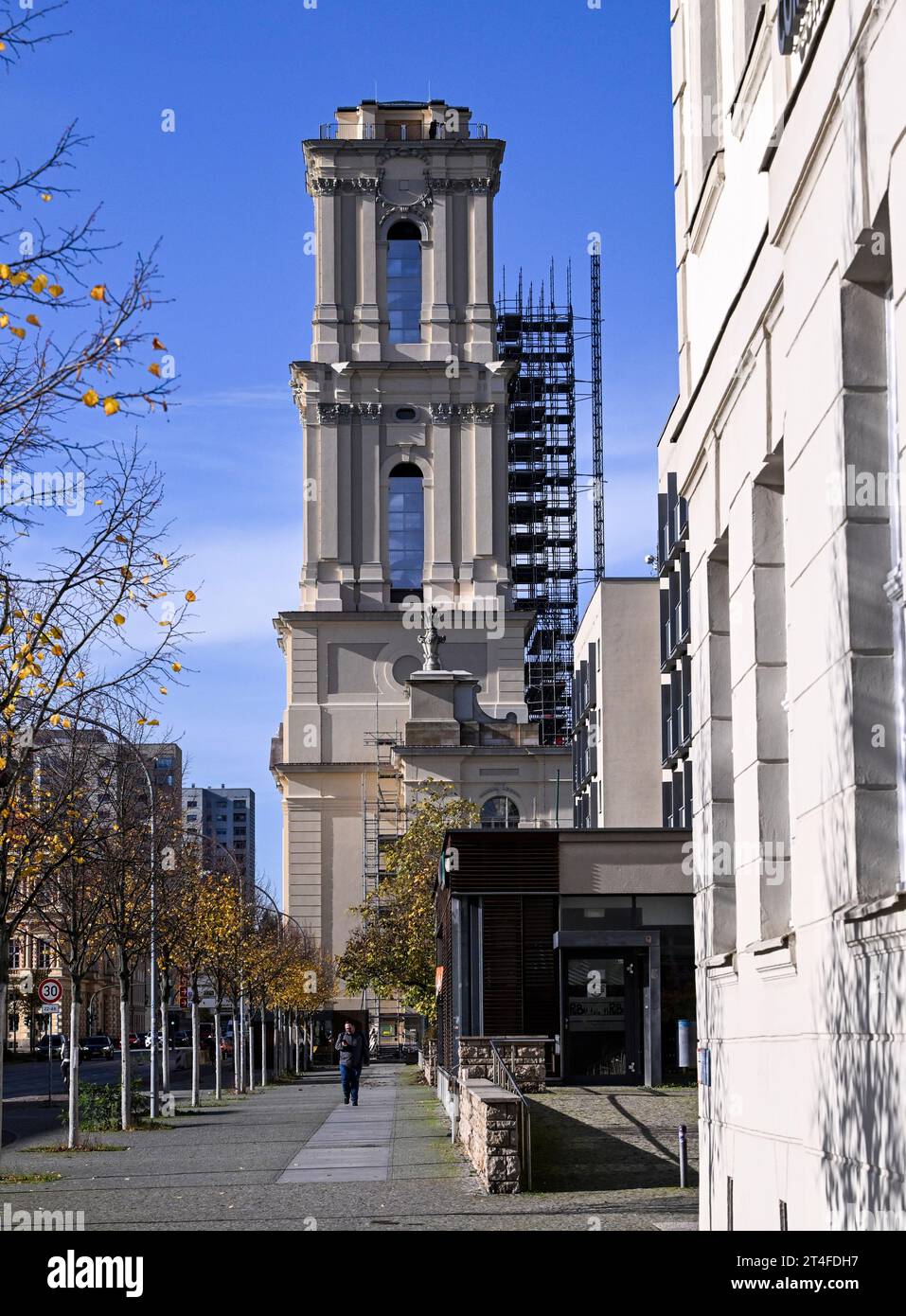 Potsdam, Allemagne. 30 octobre 2023. La tour reconstruite de l'église de la garnison à Breite Straße. La reconstruction de la tour historique, qui a été fortement critiquée par certaines parties de la société, doit être achevée d'ici la fin de l'année. Crédit : Jens Kalaene/dpa/Alamy Live News Banque D'Images