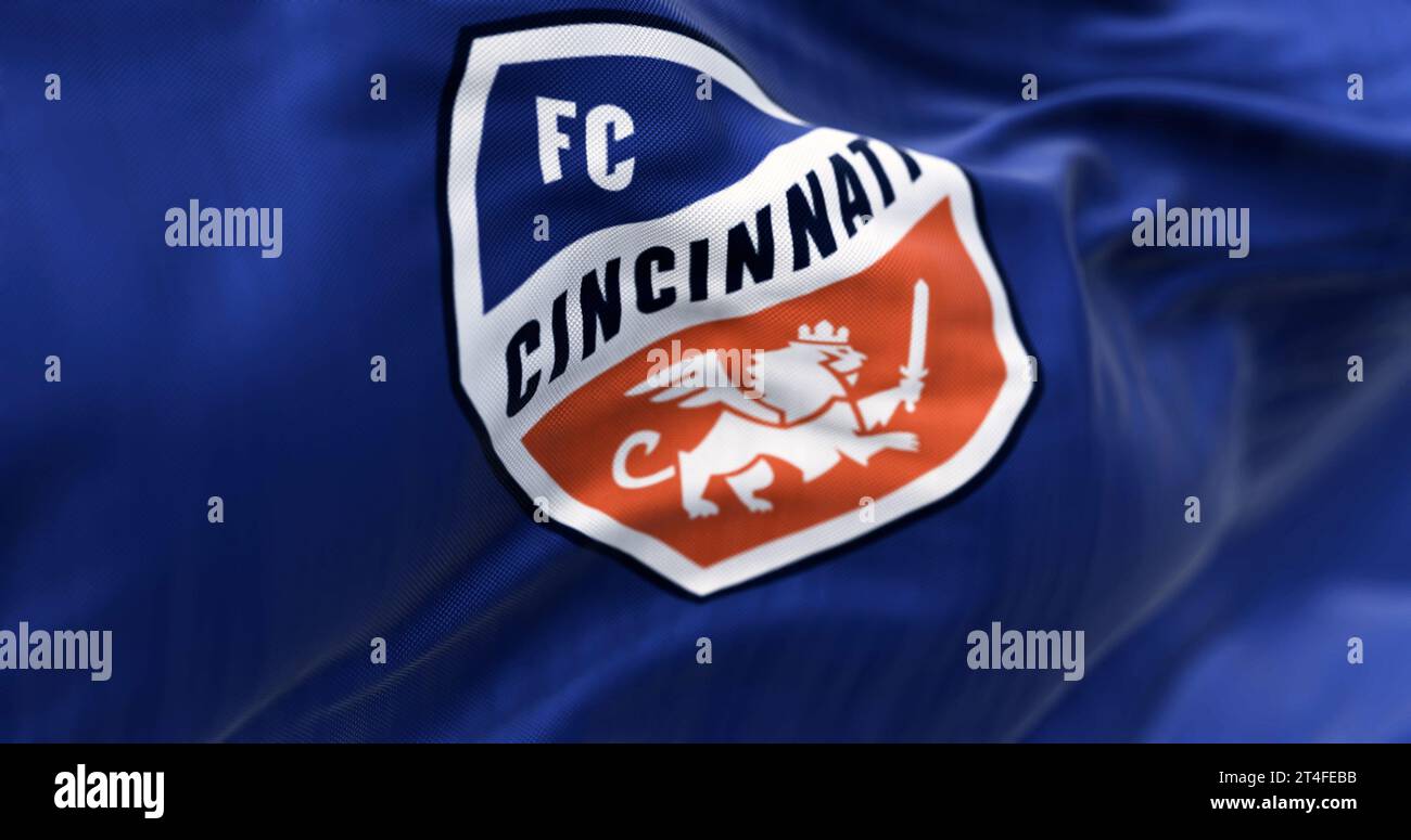 Cincinnati, États-Unis, oct. 2 2023 : gros plan du drapeau du FC Cincinnati ondulant dans le vent. Club de football américain professionnel. Conférence MLS Eastern. Illustrativ Banque D'Images