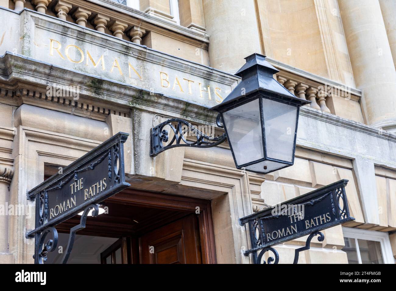 Bains romains Bath Angleterre, gros plan de la zone d'entrée des bains avec lampadaire traditionnel et signalisation, Royaume-Uni, 2023 Banque D'Images