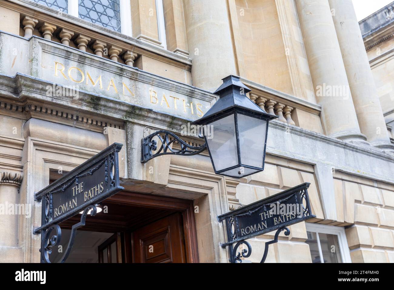 Bains romains Bath Angleterre, gros plan de la zone d'entrée des bains avec lampadaire traditionnel et signalisation, Royaume-Uni, 2023 Banque D'Images