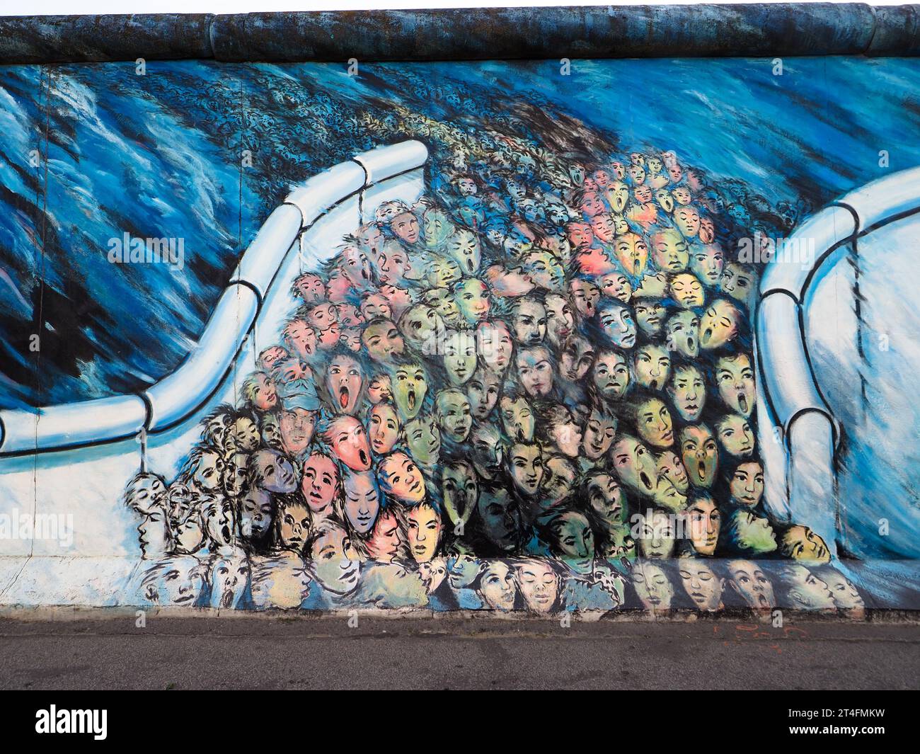 Berlin, Allemagne. 4 juillet 2023. Murale de la foule traversant le mur de Berlin par Kani Alavi dans East Side Gallery. Banque D'Images