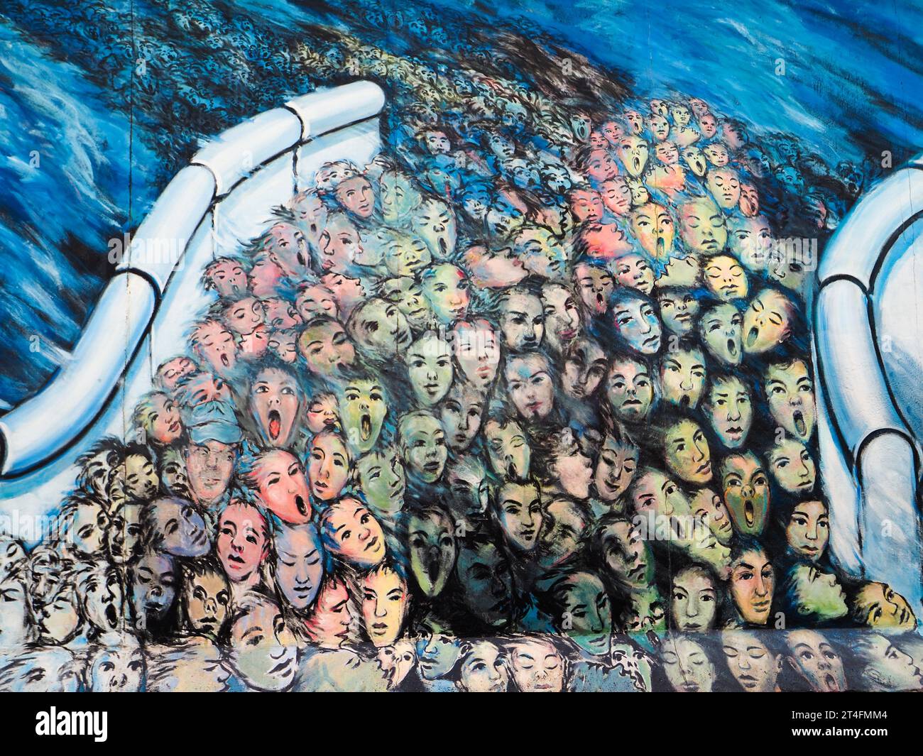 Berlin, Allemagne. 4 juillet 2023. Murale de la foule traversant le mur de Berlin par Kani Alavi dans East Side Gallery. Banque D'Images