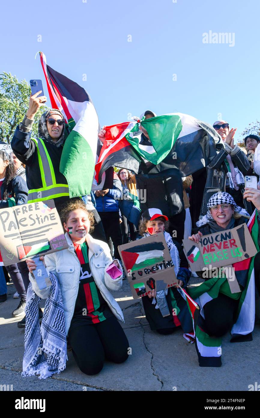 A Montréal, au Canada, une multitude de manifestants se sont unis en solidarité avec les Palestiniens, appelant avec ferveur à un cessez-le-feu urgent à Gaza, le 28 octobre 2023 Banque D'Images