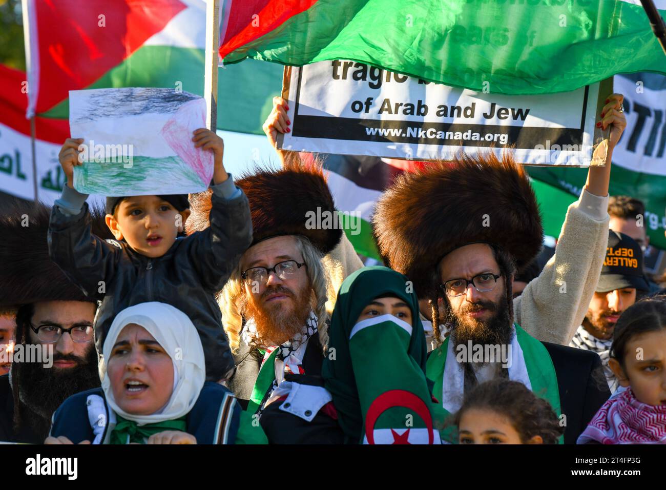 A Montréal, au Canada, une multitude de manifestants se sont unis en solidarité avec les Palestiniens, appelant avec ferveur à un cessez-le-feu urgent à Gaza, le 28 octobre 2023 Banque D'Images