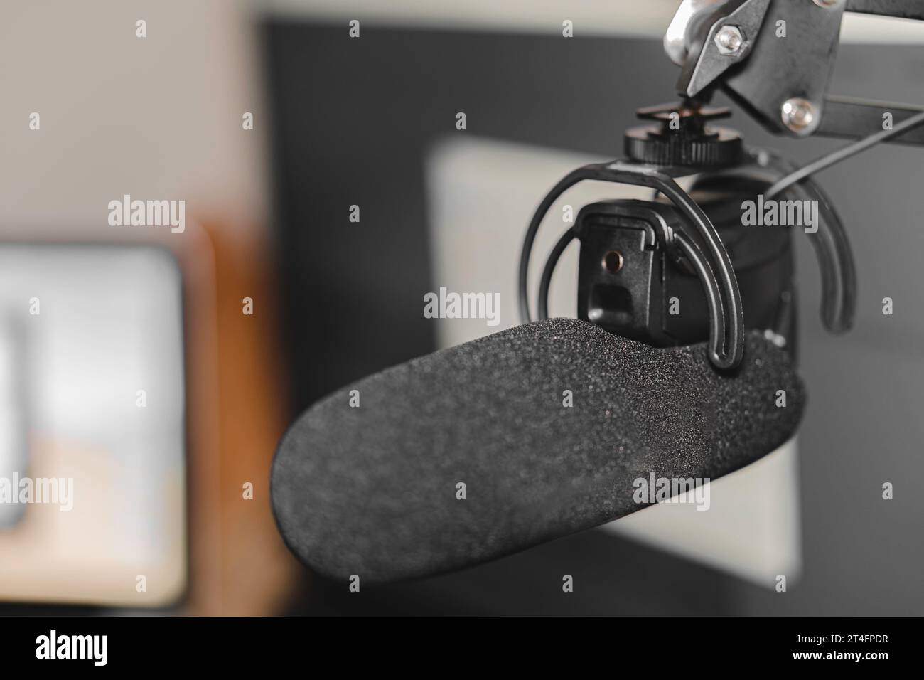 Intérieur de podcast home studio. Microphone, ordinateur portable et lampe à air sur la table, gros plan Banque D'Images