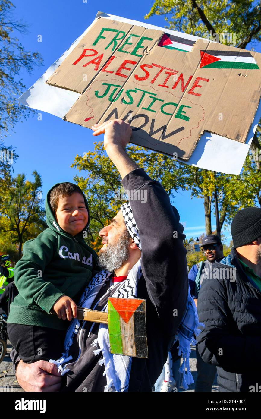 A Montréal, au Canada, une multitude de manifestants se sont unis en solidarité avec les Palestiniens, appelant avec ferveur à un cessez-le-feu urgent à Gaza, le 28 octobre 2023 Banque D'Images