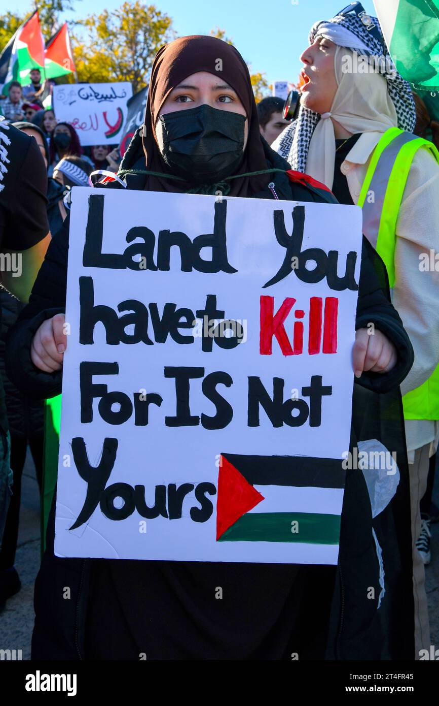 A Montréal, au Canada, une multitude de manifestants se sont unis en solidarité avec les Palestiniens, appelant avec ferveur à un cessez-le-feu urgent à Gaza, le 28 octobre 2023 Banque D'Images