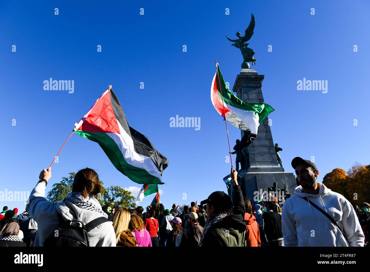 A Montréal, au Canada, une multitude de manifestants se sont unis en solidarité avec les Palestiniens, appelant avec ferveur à un cessez-le-feu urgent à Gaza, le 28 octobre 2023 Banque D'Images