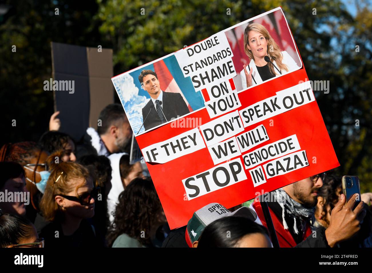 À Montréal, au Canada, une multitude de manifestants se sont unis en solidarité avec les Palestiniens, appelant avec ferveur à un cessez-le-feu urgent à Gaza, 28 octobre 2023/sur pancarte :photos du premier ministre canadien Trudeau critiquant la position du Canada sur la question. Banque D'Images