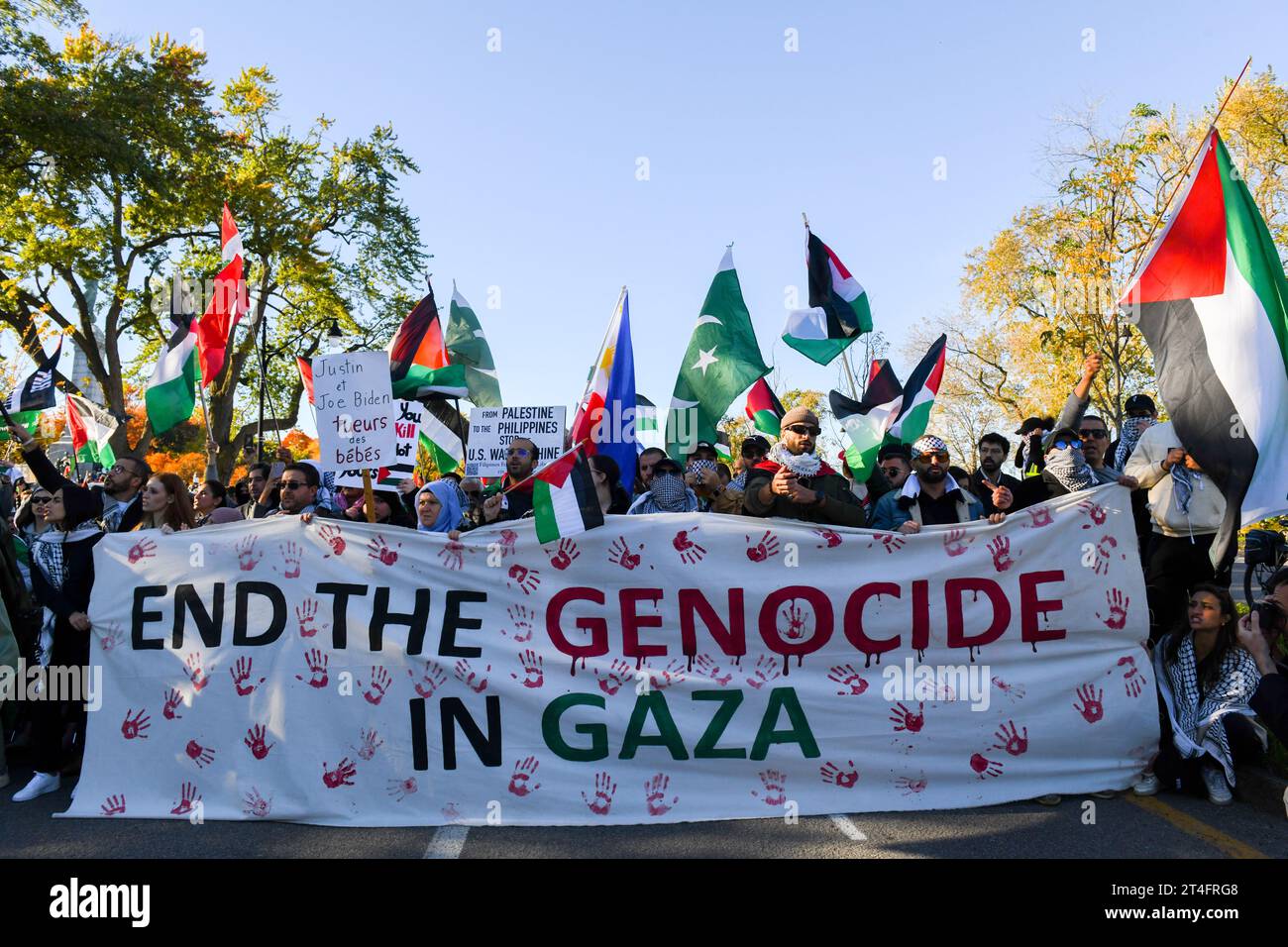 A Montréal, au Canada, une multitude de manifestants se sont unis en solidarité avec les Palestiniens, appelant avec ferveur à un cessez-le-feu urgent à Gaza, le 28 octobre 2023 Banque D'Images