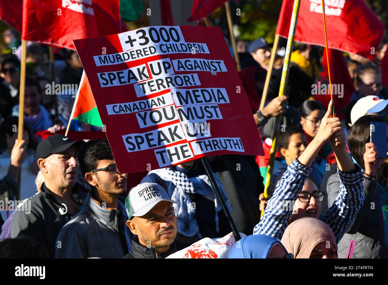 A Montréal, au Canada, une multitude de manifestants se sont unis en solidarité avec les Palestiniens, appelant avec ferveur à un cessez-le-feu urgent à Gaza, le 28 octobre 2023 Banque D'Images